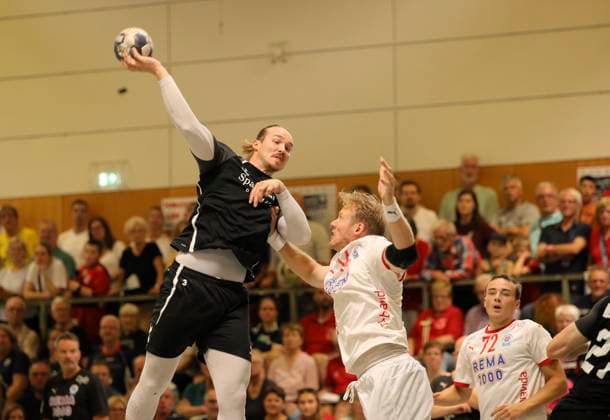 Foto : Lukas Nilsson (Aalborg) wirft gegen Magnus GULLERUD (Kolstad , rechts) Handball Herren international, Saisonvorbereitung beim Heide Cup in Schneverdingen am Sa. 09.08.2025 Aalborg BK - Kolstad IL