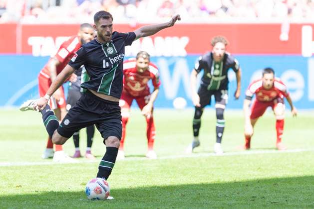 2. Fussball Bundesliga, Fortuna Düsseldorf - Hannover 96; 09.08.2025 Boris Tomiak (Hannover 96, 3) erzielt das Tor zum 0:1 per Elfmeter. 2. Fußball Bundesliga, Fortuna Düsseldorf - Hannover 96, 2. Spieltag, am 09.08.2025, Merkur Spiel-Arena, Düsseldorf. DFL regulations prohibit any use of photographs as image sequences and or quasi-video