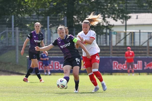 Testspiel Frauen: RB Leipzig vs. Slavia Prag, 09.08.25 Kapitänin Lucie Bendova (14, Slavia Prag) gegen Annabel Schasching (16, RB Leipzig). Fußball, Google Pixel Frauen-Bundesliga, Saison 2025 2026, Testspiel Vorbereitung: RB Leipzig vs. Slavia Prag am 09.08.25 im Stadion am Bad, Markranstädt. Copyright: xBEAUTIFULxSPORTS JanxKaeferx
