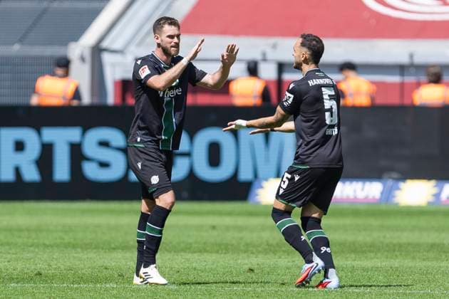 2. Fussball Bundesliga, Fortuna Düsseldorf - Hannover 96; 09.08.2025 Boris Tomiak (Hannover 96, 3) jubelt nach seinem Tor mit Virgil Ghita (Hannover 96, 5). 2. Fußball Bundesliga, Fortuna Düsseldorf - Hannover 96, 2. Spieltag, am 09.08.2025, Merkur Spiel-Arena, Düsseldorf. DFL regulations prohibit any use of photographs as image sequences and or quasi-video