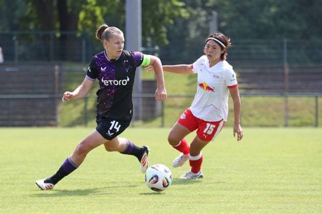 Testspiel Frauen: RB Leipzig vs. Slavia Prag, 09.08.25 Kapitänin Lucie Bendova (14, Slavia Prag) vor Kai Kadowaki (15, RB Leipzig). Fußball, Google Pixel Frauen-Bundesliga, Saison 2025 2026, Testspiel Vorbereitung: RB Leipzig vs. Slavia Prag am 09.08.25 im Stadion am Bad, Markranstädt. Copyright: xBEAUTIFULxSPORTS JanxKaeferx