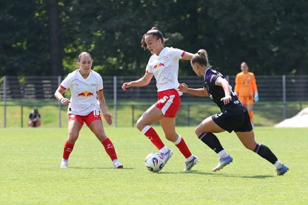 Testspiel Frauen: RB Leipzig vs. Slavia Prag, 09.08.25 Diana Nemeth (25, RB Leipzig) gegen Kristyna Ruzickova (8, Slavia Prag). Fußball, Google Pixel Frauen-Bundesliga, Saison 2025 2026, Testspiel Vorbereitung: RB Leipzig vs. Slavia Prag am 09.08.25 im Stadion am Bad, Markranstädt. Copyright: xBEAUTIFULxSPORTS JanxKaeferx