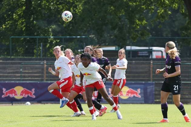 Testspiel Frauen: RB Leipzig vs. Slavia Prag, 09.08.25 Delice Boboy (17, RB Leipzig) mit einem Kopfball-Versuch. Fußball, Google Pixel Frauen-Bundesliga, Saison 2025 2026, Testspiel Vorbereitung: RB Leipzig vs. Slavia Prag am 09.08.25 im Stadion am Bad, Markranstädt. Copyright: xBEAUTIFULxSPORTS JanxKaeferx