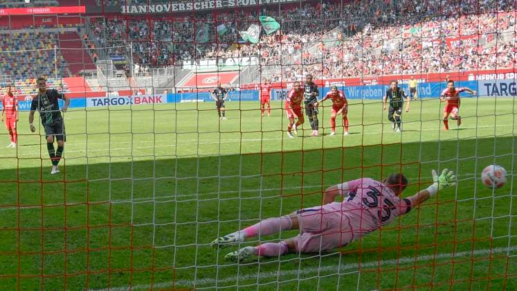 Boris Tomiak (Hannover 3) erzielt das Tor zum 0:1 durch Elfmeter 09.08.2025 Fussball Fortuna Duesseldorf vs Hannover 96 , Merkur Spiel-Arena, Duesseldorf, DFB DFL REGULATIONS PROHIBIT ANY USE OF PHOTOGRAPHS AS IMAGE SEQUENCES AND OR QUASI-VIDEO