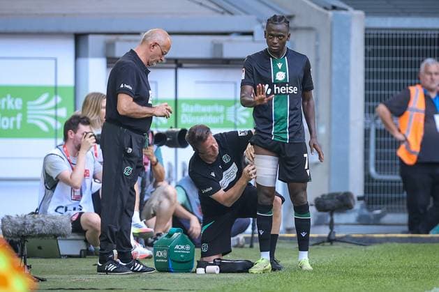 09.08.2025, Fußball, Fortuna Düsseldorf - Hannover 96, 2. Fußball Bundesliga, Merkur Spiel-Arena, Saison 2025 2026: Mustapha Bundu (Hannover96 07) Verletzt verletzung Bein Oberschenkel Verband DFB regulations prohibit any use of photographs as image sequences and or quasi-video. Nordrhein-Westfalen Deutschland