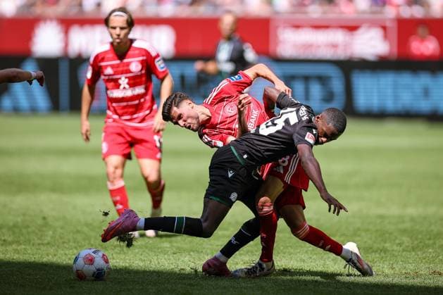 09.08.2025, Fußball, Fortuna Düsseldorf - Hannover 96, 2. Fußball Bundesliga, Merkur Spiel-Arena, Saison 2025 2026: Noel Aseko (Hannover96 15) im Zweikampf gegen Anouar El Azzouzi (Fortuna Düsseldorf 08) DFB regulations prohibit any use of photographs as image sequences and or quasi-video. Nordrhein-Westfalen Deutschland