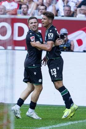 2. Fussball Bundesliga, Fortuna Düsseldorf - Hannover 96; 09.08.2025 Benjamin Källman (Hannover 96, 9) und Franz Roggow (Hannover 96, 13) jubeln. 2. Fußball Bundesliga, Fortuna Düsseldorf - Hannover 96, 2. Spieltag, am 09.08.2025, Merkur Spiel-Arena, Düsseldorf. DFL regulations prohibit any use of photographs as image sequences and or quasi-video