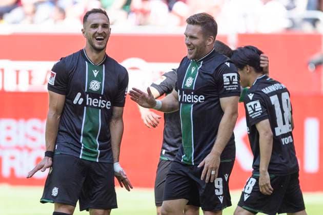 2. Fussball Bundesliga, Fortuna Düsseldorf - Hannover 96; 09.08.2025 Virgil Ghita (Hannover 96, 5) und Benjamin Källman (Hannover 96, 9) jubeln. 2. Fußball Bundesliga, Fortuna Düsseldorf - Hannover 96, 2. Spieltag, am 09.08.2025, Merkur Spiel-Arena, Düsseldorf. DFL regulations prohibit any use of photographs as image sequences and or quasi-video