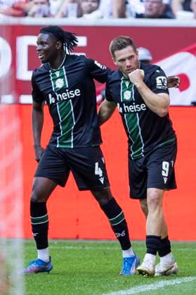 2. Fussball Bundesliga, Fortuna Düsseldorf - Hannover 96; 09.08.2025 Hendry Aron Blank (Hannover 96, 4) und Benjamin Källman (Hannover 96, 9) jubeln. 2. Fußball Bundesliga, Fortuna Düsseldorf - Hannover 96, 2. Spieltag, am 09.08.2025, Merkur Spiel-Arena, Düsseldorf. DFL regulations prohibit any use of photographs as image sequences and or quasi-video