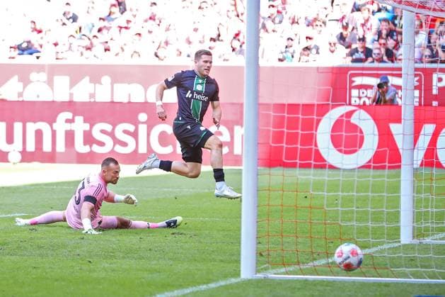 09.08.2025, Fußball, Fortuna Düsseldorf - Hannover 96, 2. Fußball Bundesliga, Merkur Spiel-Arena, Saison 2025 2026: Torschuss Torjubel zum Tor zum 2:0 durch Torschütze Benjamin Källman (Hannover96 09) gegen Torwart Florian Kastenmeier (Fortuna Düsseldorf 33) DFB regulations prohibit any use of photographs as image sequences and or quasi-video. Nordrhein-Westfalen Deutschland