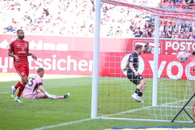 09.08.2025, Fußball, Fortuna Düsseldorf - Hannover 96, 2. Fußball Bundesliga, Merkur Spiel-Arena, Saison 2025 2026: Torschuss Torjubel zum Tor zum 2:0 durch Torschütze Benjamin Källman (Hannover96 09) gegen Torwart Florian Kastenmeier (Fortuna Düsseldorf 33) DFB regulations prohibit any use of photographs as image sequences and or quasi-video. Nordrhein-Westfalen Deutschland