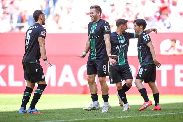 09.08.2025, Fußball, Fortuna Düsseldorf - Hannover 96, 2. Fußball Bundesliga, Merkur Spiel-Arena, Saison 2025 2026: Torjubel nach dem Tor zum 2:0 durch Torschütze Benjamin Källman (Hannover96 09) zusammen mit Virgil GhiÈ›a (Hannover96 05) DFB regulations prohibit any use of photographs as image sequences and or quasi-video. Nordrhein-Westfalen Deutschland
