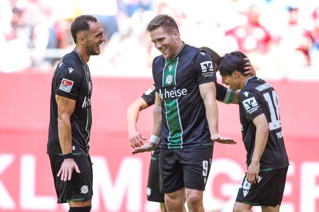 09.08.2025, Fußball, Fortuna Düsseldorf - Hannover 96, 2. Fußball Bundesliga, Merkur Spiel-Arena, Saison 2025 2026: Torjubel nach dem Tor zum 2:0 durch Torschütze Benjamin Källman (Hannover96 09) zusammen mit Virgil GhiÈ›a (Hannover96 05) DFB regulations prohibit any use of photographs as image sequences and or quasi-video. Nordrhein-Westfalen Deutschland