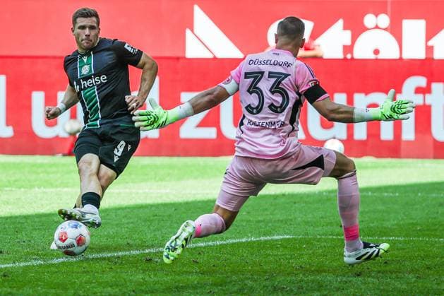 2. Bundesliga - Fortuna Düsseldorf - Hannover 96 am 09.08.2025 in der Merkur Spiel-Arena in Düsseldorf Benjamin Källman Kaellman (Hannover) erzielt gegen Torwart Florian Kastenmeier (Duesseldorf) das Tor zum 0 zu 2