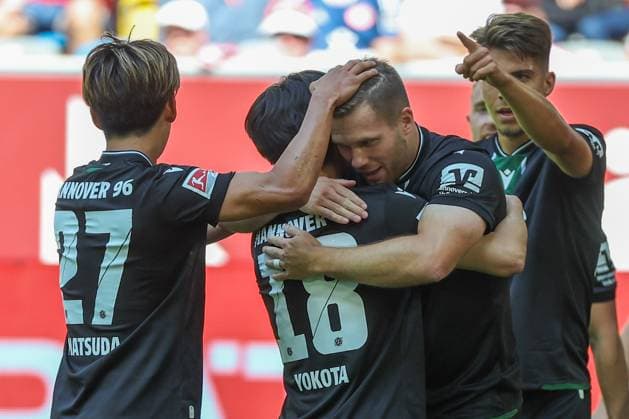 2. Bundesliga - Fortuna Düsseldorf - Hannover 96 am 09.08.2025 in der Merkur Spiel-Arena in Düsseldorf Jubel, Torjubel, Torschuetze, Torschütze Benjamin Källman Kaellman (Hannover) jubelt nach seinem Tor zum 0 zu 2 mit der Mannschaft