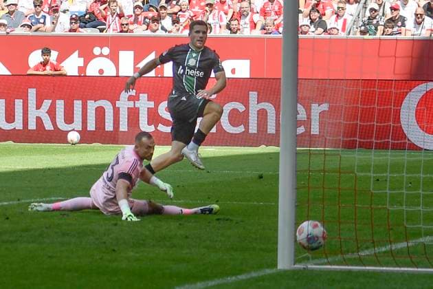 Benjamin Källman Kaellman (Hannover 9) erzielt das Tor zum 0:2 09.08.2025 Fussball Fortuna Duesseldorf vs Hannover 96 , Merkur Spiel-Arena, Duesseldorf, DFB DFL REGULATIONS PROHIBIT ANY USE OF PHOTOGRAPHS AS IMAGE SEQUENCES AND OR QUASI-VIDEO