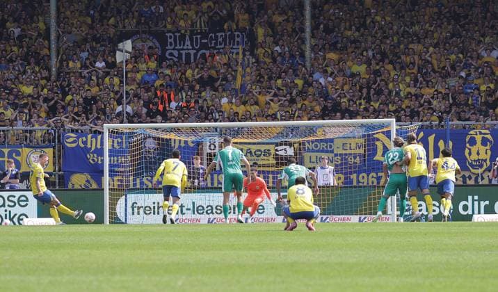 Sebastian Polter (Eintracht Braunschweig) verwandelt den Elfmeter gegen Pelle Boevink (SpVgg Greuther Fuerth) zum 3-2 Fussball, Herren, Saison 2025 2026 2.BL, Eintracht Stadion, Eintracht Braunschweig gegen Spielvereinigung Greuther Fuerth 3-2 DFL REGULATIONS PROHIBIT ANY USE OF PHOTOGRAPHS AS IMAGE SEQUENCES AND OR QUASI-VIDEO.