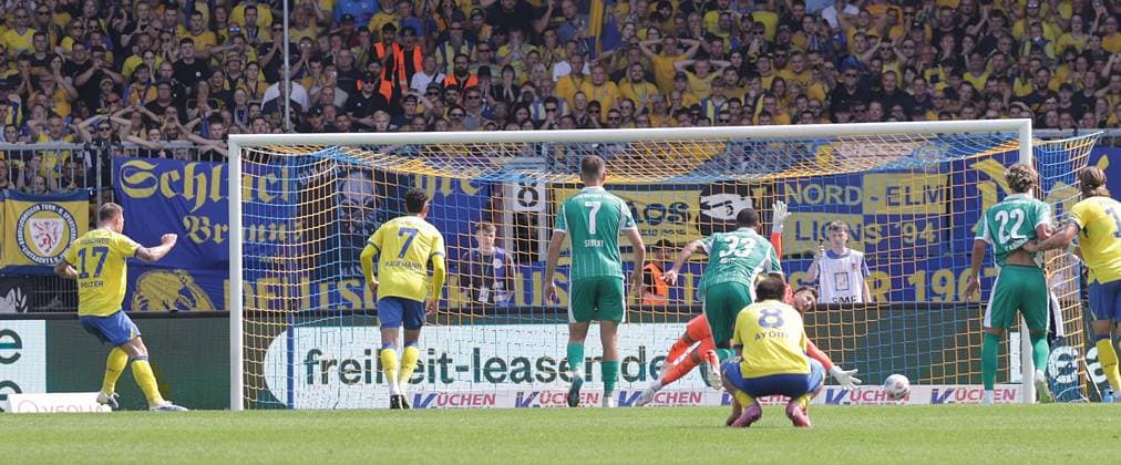 Sebastian Polter (Eintracht Braunschweig) verwandelt den Elfmeter gegen Pelle Boevink (SpVgg Greuther Fuerth) zum 3-2 Fussball, Herren, Saison 2025 2026 2.BL, Eintracht Stadion, Eintracht Braunschweig gegen Spielvereinigung Greuther Fuerth 3-2 DFL REGULATIONS PROHIBIT ANY USE OF PHOTOGRAPHS AS IMAGE SEQUENCES AND OR QUASI-VIDEO.