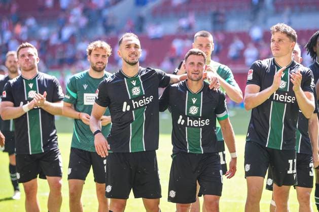 09.08.2025, Fußball, Fortuna Düsseldorf - Hannover 96, 2. Fußball Bundesliga, Merkur Spiel-Arena, Saison 2025 2026: Abschlussjubel nach dem 2:0 Sieg für Hannover 96. Virgil GhiÈ›a (Hannover96 05) Enzo Leopold (Hannover96 08) Benedikt Pichler (Hannover96 11) DFB regulations prohibit any use of photographs as image sequences and or quasi-video. Nordrhein-Westfalen Deutschland