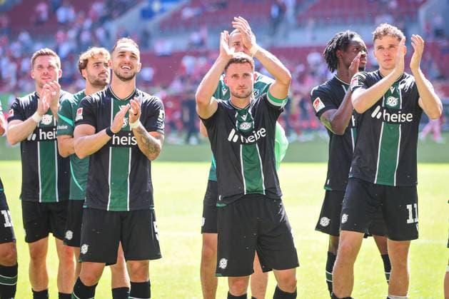 09.08.2025, Fußball, Fortuna Düsseldorf - Hannover 96, 2. Fußball Bundesliga, Merkur Spiel-Arena, Saison 2025 2026: Abschlussjubel nach dem 2:0 Sieg für Hannover 96. Virgil GhiÈ›a (Hannover96 05) Enzo Leopold (Hannover96 08) Benedikt Pichler (Hannover96 11) DFB regulations prohibit any use of photographs as image sequences and or quasi-video. Nordrhein-Westfalen Deutschland