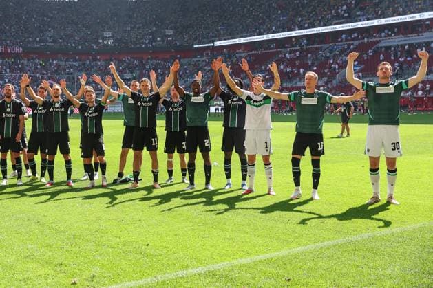 2. Bundesliga - Fortuna Düsseldorf - Hannover 96 am 09.08.2025 in der Merkur Spiel-Arena in Düsseldorf Jubel und Freude über den Sieg bei der Mannschaft von Hannover 96