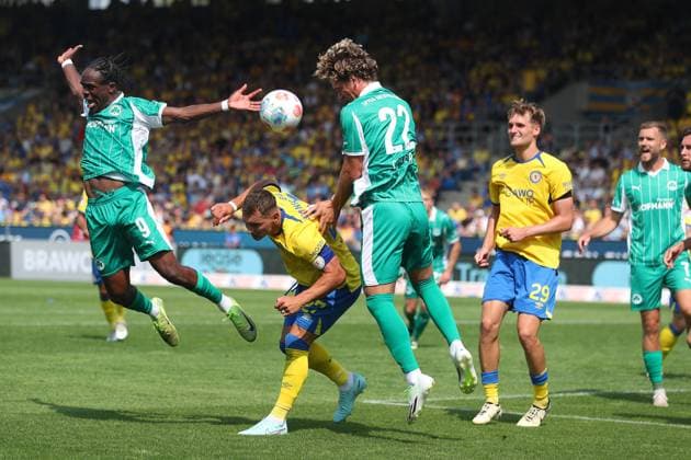 Braunschweig vs. Fürth, 2. BL Braunschweig, 09.08.2025, FUßBALL - Eintracht Braunschweig vs. SpVgg Greuther Fürth, 2. BL, Saison 2025 26. Noel Fotkeu (Greuther Fürth), Lukas Frenkert (Eintracht Braunschweig), Juan Cabrera (Greuther Fürth) Braunschweig