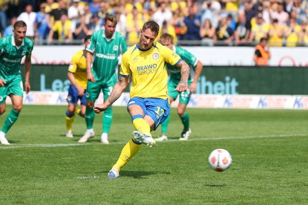 Braunschweig vs. Fürth, 2. BL Braunschweig, 09.08.2025, FUßBALL - Eintracht Braunschweig vs. SpVgg Greuther Fürth, 2. BL, Saison 2025 26. Sebastian Polter (Eintracht Braunschweig)trifft nach Elfmeter zum 3:2 Braunschweig