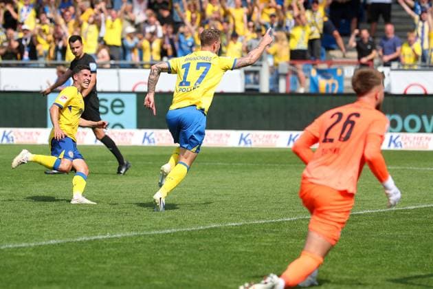 Braunschweig vs. Fürth, 2. BL Braunschweig, 09.08.2025, FUßBALL - Eintracht Braunschweig vs. SpVgg Greuther Fürth, 2. BL, Saison 2025 26. Sebastian Polter (Eintracht Braunschweig) jubelt nach seinem Elfmetertor zum 3:2 Braunschweig