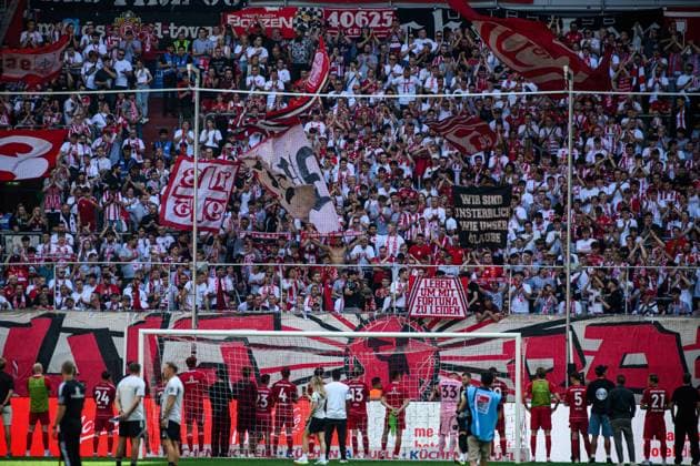 Dusseldorf, Germany - 09.08.25: Team after match, Football match Bundesliga 2 Fortuna Düsseldorf - Hannover 96 at Merkur Spiel Arena  Copyright: xVITALIIxKLIUIEVx