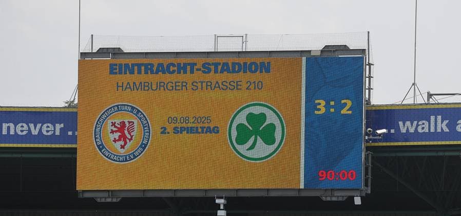 Anzeigentafel mit ndergebnis 3-3 Fussball, Herren, Saison 2025 2026 2.BL, Eintracht Stadion, Eintracht Braunschweig gegen Spielvereinigung Greuther Fuerth 3-2 DFL REGULATIONS PROHIBIT ANY USE OF PHOTOGRAPHS AS IMAGE SEQUENCES AND OR QUASI-VIDEO.