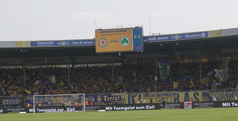 Die Suedkurve feiert den Sieg 3-2 Fussball, Herren, Saison 2025 2026 2.BL, Eintracht Stadion, Eintracht Braunschweig gegen Spielvereinigung Greuther Fuerth 3-2 DFL REGULATIONS PROHIBIT ANY USE OF PHOTOGRAPHS AS IMAGE SEQUENCES AND OR QUASI-VIDEO.