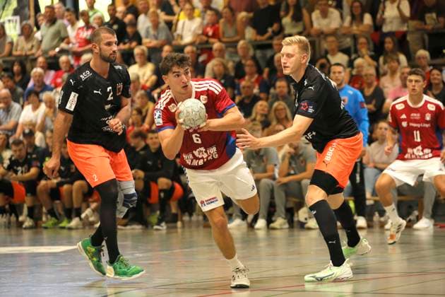 Foto : am Ball Elias KOFLER ( HSV ) gegen Lucas MEISTER (Schaffhausen , links) und Ariel PIETRASIK (Schaffhausen) Handball Herren international, Saisonvorbereitung beim Heide Cup in Schneverdingen am Sa. 09.08.2025 HSV Handball - Kadetten Schaffhausen