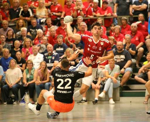 Foto : Torwurf von ..... Elias KOFLER ( HSV ) gegen Patrik MARTINOVIC (Schaffhausen) Handball Herren international, Saisonvorbereitung beim Heide Cup in Schneverdingen am Sa. 09.08.2025 HSV Handball - Kadetten Schaffhausen