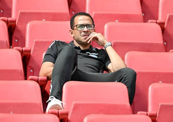 09.08.2025, xsltx, Fussball Testspiel, FSV Mainz 05 - Racing Straßburg v.l. Liam Rosenior (Trainer Racing Straßburg) vor dem Anpfiff ganz entspannt auf der Tribüne (DFL DFB REGULATIONS PROHIBIT ANY USE OF PHOTOGRAPHS as IMAGE SEQUENCES and or QUASI-VIDEO)