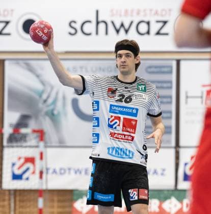 09.08.2025 Handball Sporthalle Schwaz Ost, Osthalle, Tirol, Österreich Silberregion Karwendel Cup Spiel um Platz 3 Sparkasse Schwaz Handball Tirol (weiß) - Eulen Ludwigshafen (rot) Bild: 26 Michael Miskovez (Schwaz)