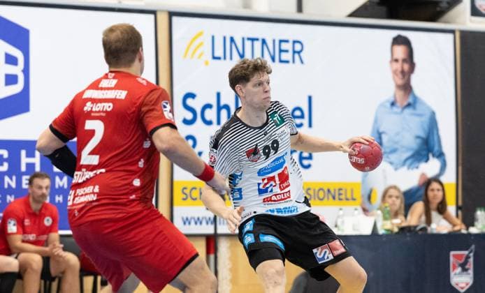 09.08.2025 Handball Sporthalle Schwaz Ost, Osthalle, Tirol, Österreich Silberregion Karwendel Cup Spiel um Platz 3 Sparkasse Schwaz Handball Tirol (weiß) - Eulen Ludwigshafen (rot) Bild: 2 Frederic Stüber (Ludwigshafen), 99 Johannes Demmerer (Schwaz)