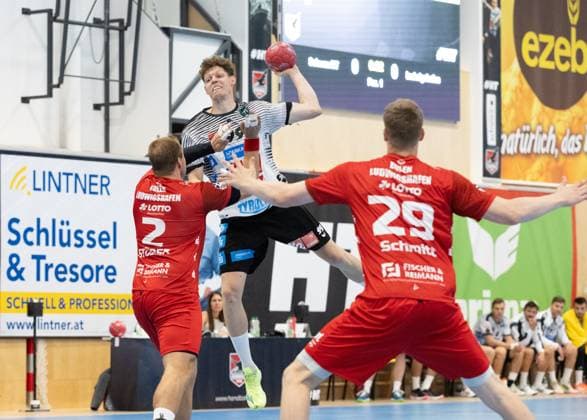 09.08.2025 Handball Sporthalle Schwaz Ost, Osthalle, Tirol, Österreich Silberregion Karwendel Cup Spiel um Platz 3 Sparkasse Schwaz Handball Tirol (weiß) - Eulen Ludwigshafen (rot) Bild: 2 Frederic Stüber (Ludwigshafen), 99 Johannes Demmerer (Schwaz), 29 Friedrich Schmitt (Ludwigshafen)
