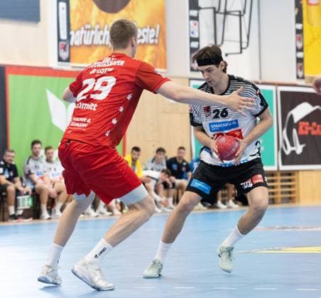 09.08.2025 Handball Sporthalle Schwaz Ost, Osthalle, Tirol, Österreich Silberregion Karwendel Cup Spiel um Platz 3 Sparkasse Schwaz Handball Tirol (weiß) - Eulen Ludwigshafen (rot) Bild: 29 Friedrich Schmitt (Ludwigshafen), 26 Michael Miskovez (Schwaz)