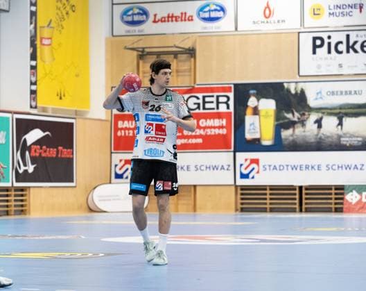 09.08.2025 Handball Sporthalle Schwaz Ost, Osthalle, Tirol, Österreich Silberregion Karwendel Cup Spiel um Platz 3 Sparkasse Schwaz Handball Tirol (weiß) - Eulen Ludwigshafen (rot) Bild: 26 Michael Miskovez (Schwaz)
