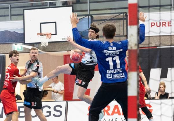 09.08.2025 Handball Sporthalle Schwaz Ost, Osthalle, Tirol, Österreich Silberregion Karwendel Cup Spiel um Platz 3 Sparkasse Schwaz Handball Tirol (weiß) - Eulen Ludwigshafen (rot) Bild: 26 Michael Miskovez (Schwaz), 11 Mats Gruppe (Ludwigshafen)