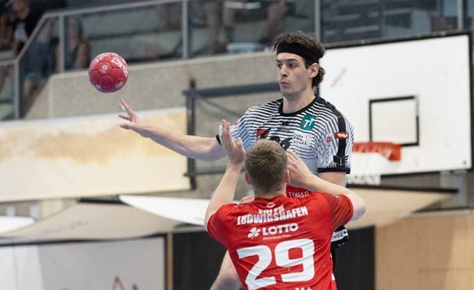 09.08.2025 Handball Sporthalle Schwaz Ost, Osthalle, Tirol, Österreich Silberregion Karwendel Cup Spiel um Platz 3 Sparkasse Schwaz Handball Tirol (weiß) - Eulen Ludwigshafen (rot) Bild: 29 Friedrich Schmitt (Ludwigshafen), 26 Michael Miskovez (Schwaz)