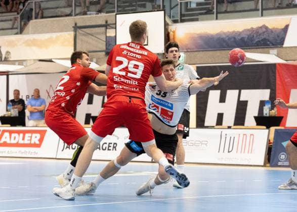 09.08.2025 Handball Sporthalle Schwaz Ost, Osthalle, Tirol, Österreich Silberregion Karwendel Cup Spiel um Platz 3 Sparkasse Schwaz Handball Tirol (weiß) - Eulen Ludwigshafen (rot) Bild: 22 Kian Schwarzer (Ludwigshafen), 29 Friedrich Schmitt (Ludwigshafen), 35 Thomas Wagner (Schwaz)