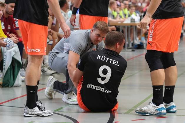 09.08.2025, xgox, Handball - Heide-Cup, Handball Verein Hamburg - Kadetten Schaffhausenemspor, v.l. Dimitrij Kuettel (Schaffhausen, 9) verletzt, Verletzung Schneverdingen