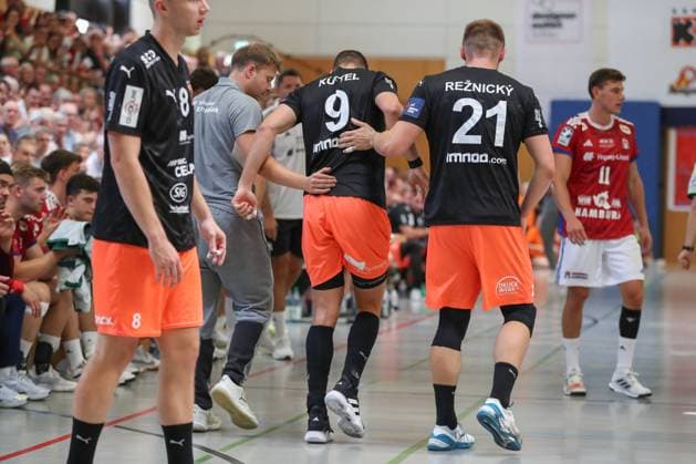 09.08.2025, xgox, Handball - Heide-Cup, Handball Verein Hamburg - Kadetten Schaffhausenemspor, v.l. Dimitrij Kuettel (Schaffhausen, 9) verletzt, Verletzung Schneverdingen