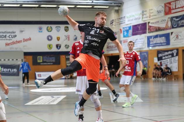 09.08.2025, xgox, Handball - Heide-Cup, Handball Verein Hamburg - Kadetten Schaffhausenemspor, v.l. Daniel Reznicky (Schaffhausen, 21) wirft Tor, Torschuetze, erzielt Tor, Treffer, scores the goal Schneverdingen