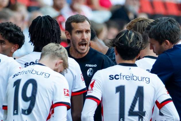 Julian Schuster (SC Freiburg, Trainer) im Dialog mit seinen Spielern , Deutschland, Fussball, Testspiel, 2025 2026, SC Freiburg vs. CA Osasuna, 09.08.2025, Europa-Park Stadion , Freiburg im Breisgau, Deutschland Freiburg im Breisgau Europa-Park Stadion Baden-Wuerttemberg Deutschland Copyright: xGrantxHubbsx