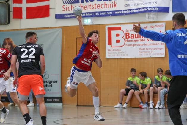 09.08.2025, xgox, Handball - Heide-Cup, Handball Verein Hamburg - Kadetten Schaffhausenemspor, v.l. Elias Kofler (Hamburg, 6) wirft Tor, Torschuetze, erzielt Tor, Treffer, scores the goal Schneverdingen