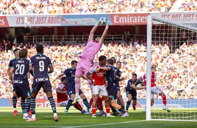 Football - Pre-Season Friendly - Arsenal FC v Athletic Bilbao LONDON, ENGLAND - Saturday, August 9, 2025: Athletic Bilbao s goalkeeper Unai Simon makes a save during a pre-season friendly match between Arsenal FC and Athletic Bilbao at the Emirates Stadium. (Photo by David Rawcliffe Propaganda) LONDON Emirates Stadium GREATER LONDON ENGLAND  Copyright: xPropagandaxPhotoxAgencyx P2025-08-09-Arsenal_Athletic_Bilbao-13