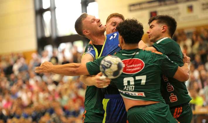 Foto : Torwurf von ..... Kristjan Horzen ( Gummersbach ) gegen Sindre AHO und Lukas STUTZKE und Renars Uscins Handball Herren international, Saisonvorbereitung beim Heide Cup in Schneverdingen am Sa. 09.08.2025 Hannover Burgdorf - VfL Gummerbach