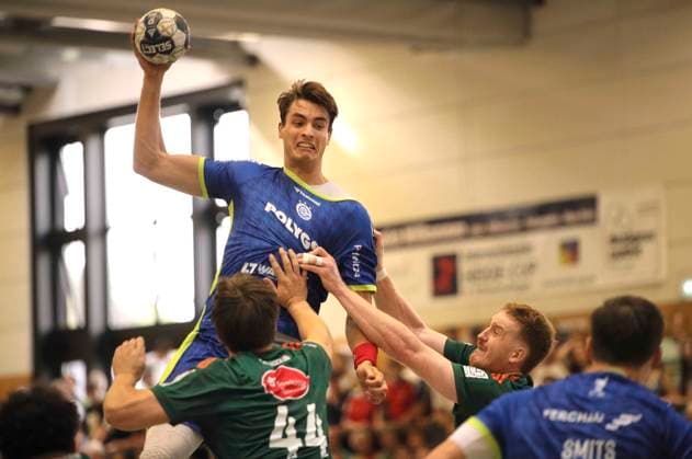Foto : Torwurf von .... Julian Köster ( Gummersbach ) gegen Lukas STUTZKE Handball Herren international, Saisonvorbereitung beim Heide Cup in Schneverdingen am Sa. 09.08.2025 Hannover Burgdorf - VfL Gummerbach